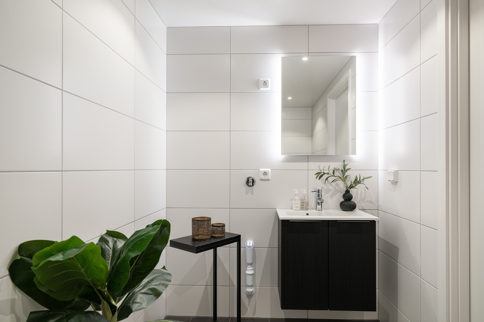 Ved siden av vasken er det opplegg for vaskemaskin. Galleribilde