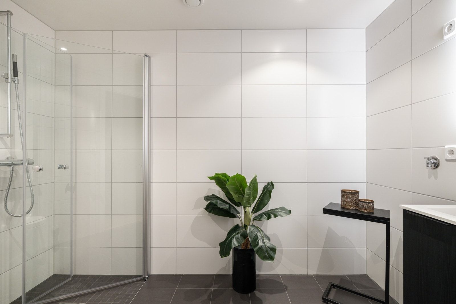 Lyst og delikat baderom med varme i gulv. Galleribilde