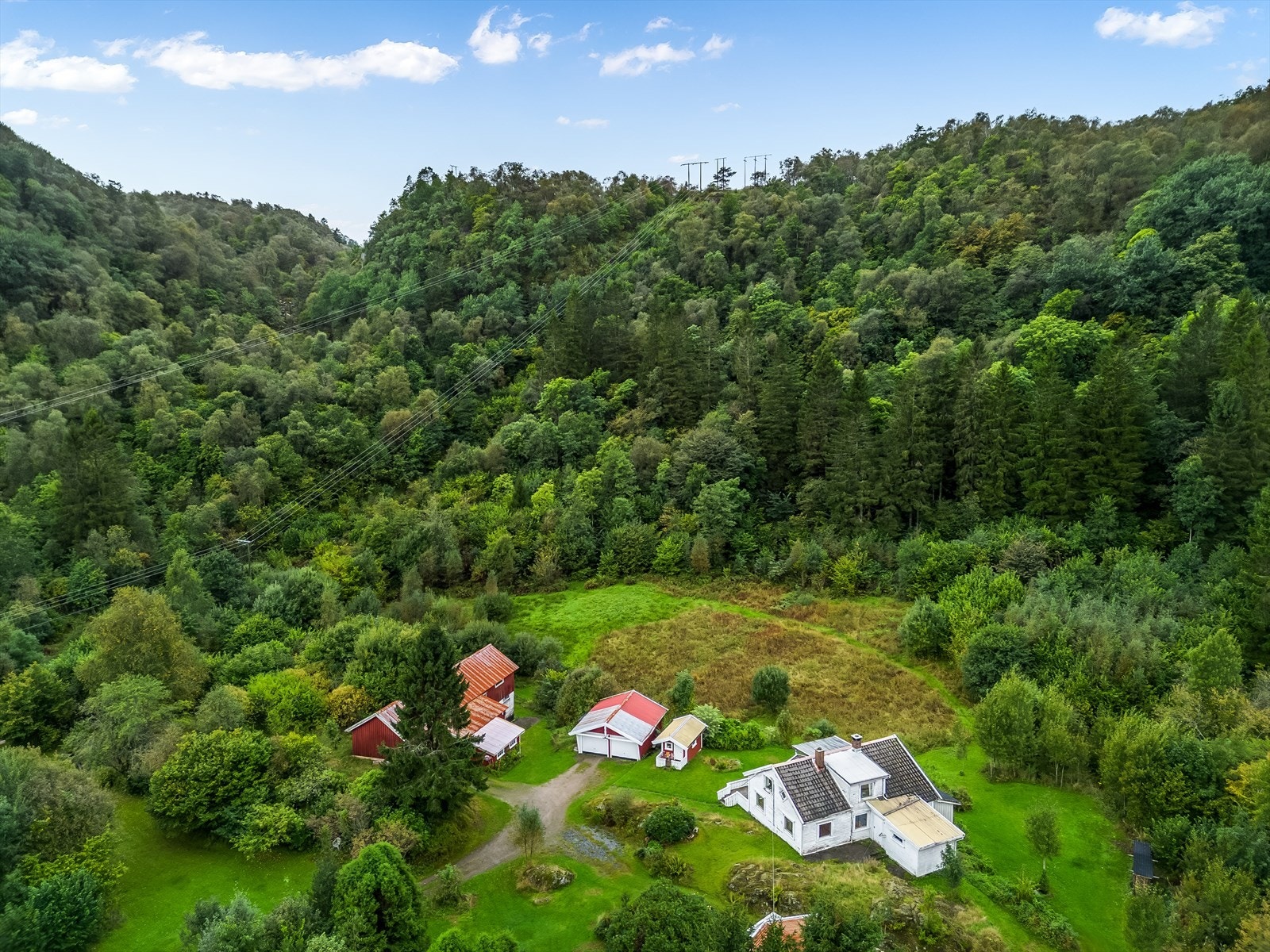 Småbruk med ca. 220 dekar med eiendom, våningshus, låve, garasje og lekehus Galleribilde