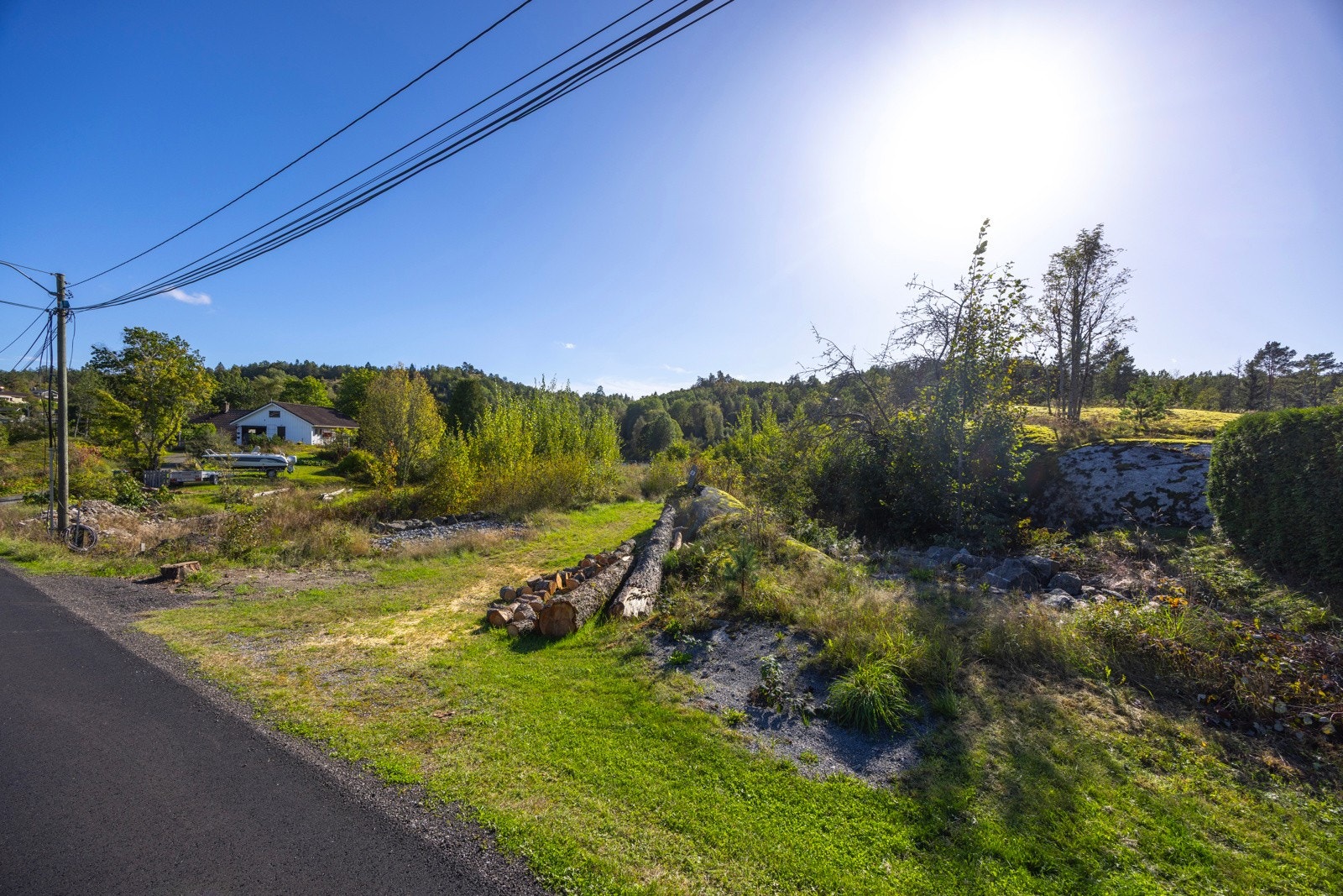 Eiendommen ligger solrikt til med en enkel adkomst Galleribilde