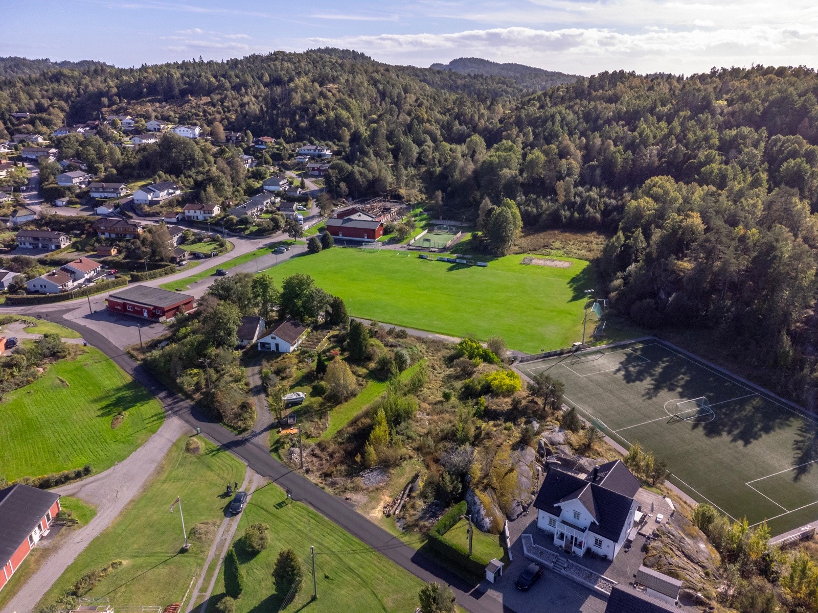 Tomten ligger i et etablert og barnevennlig boligområde i Langangen, omgitt av vakker natur og flotte turområder i nærheten Galleribilde