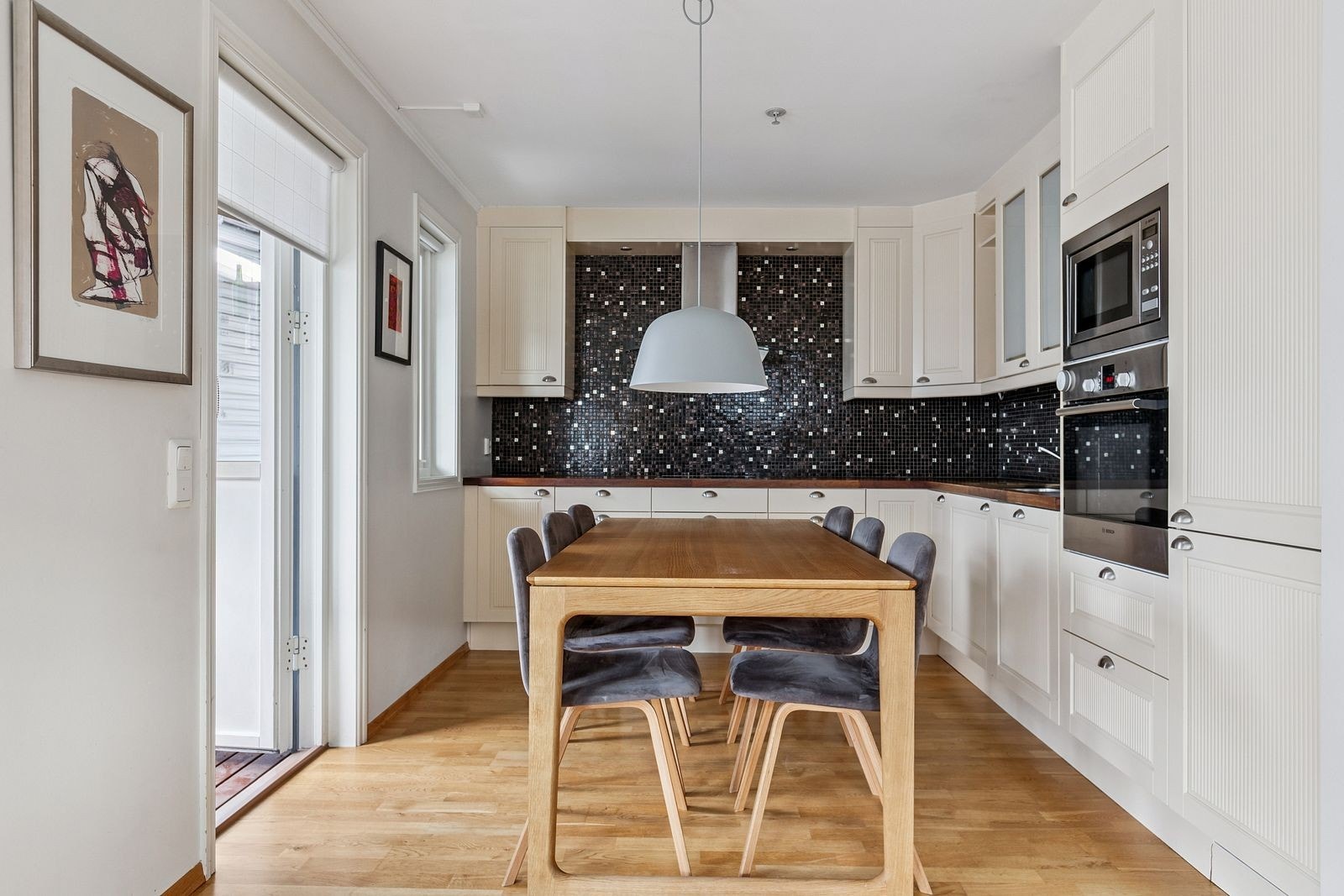 Kjøkken med plass til spisebord og åpen løsning til stuen. Galleribilde