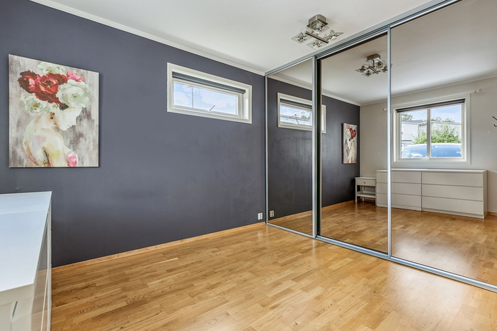 Hovedsoverom i god størrelse med stort garderobeskap. Galleribilde