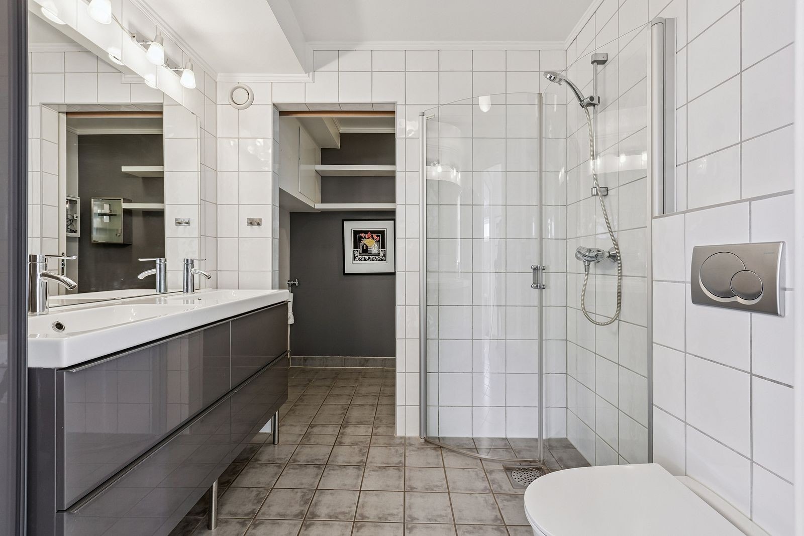 Delikat bad med innfellbare dusjdører. Galleribilde