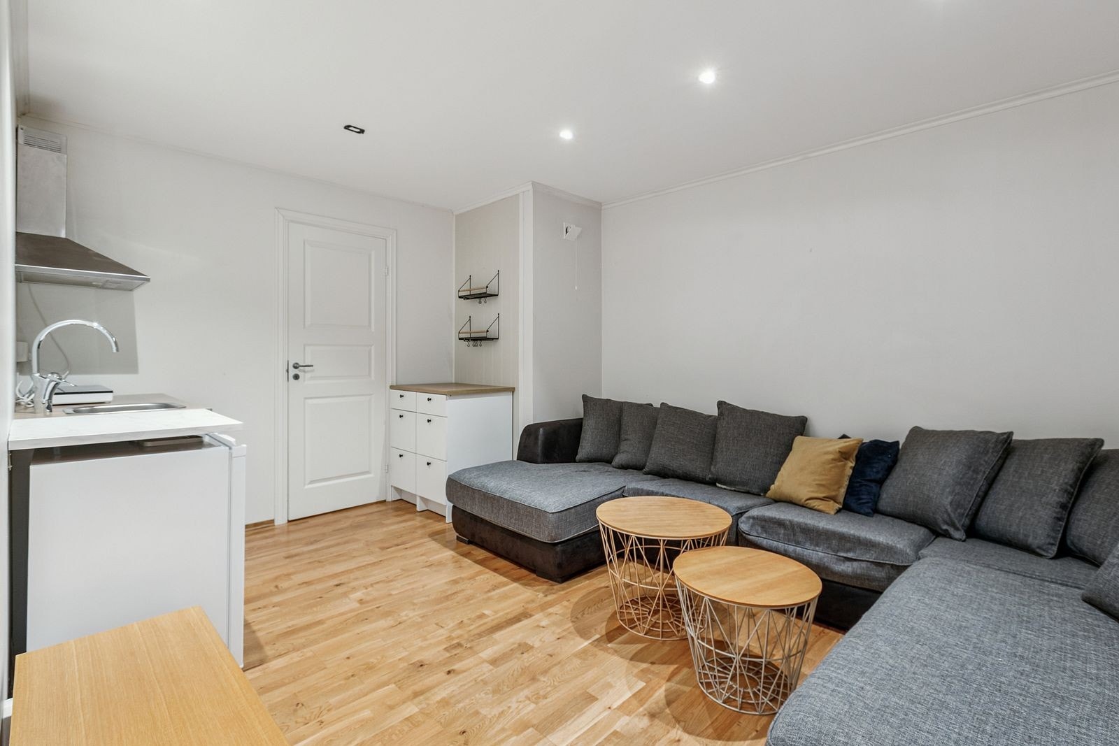 Egen hybelkjøkken i underetasjen. Galleribilde