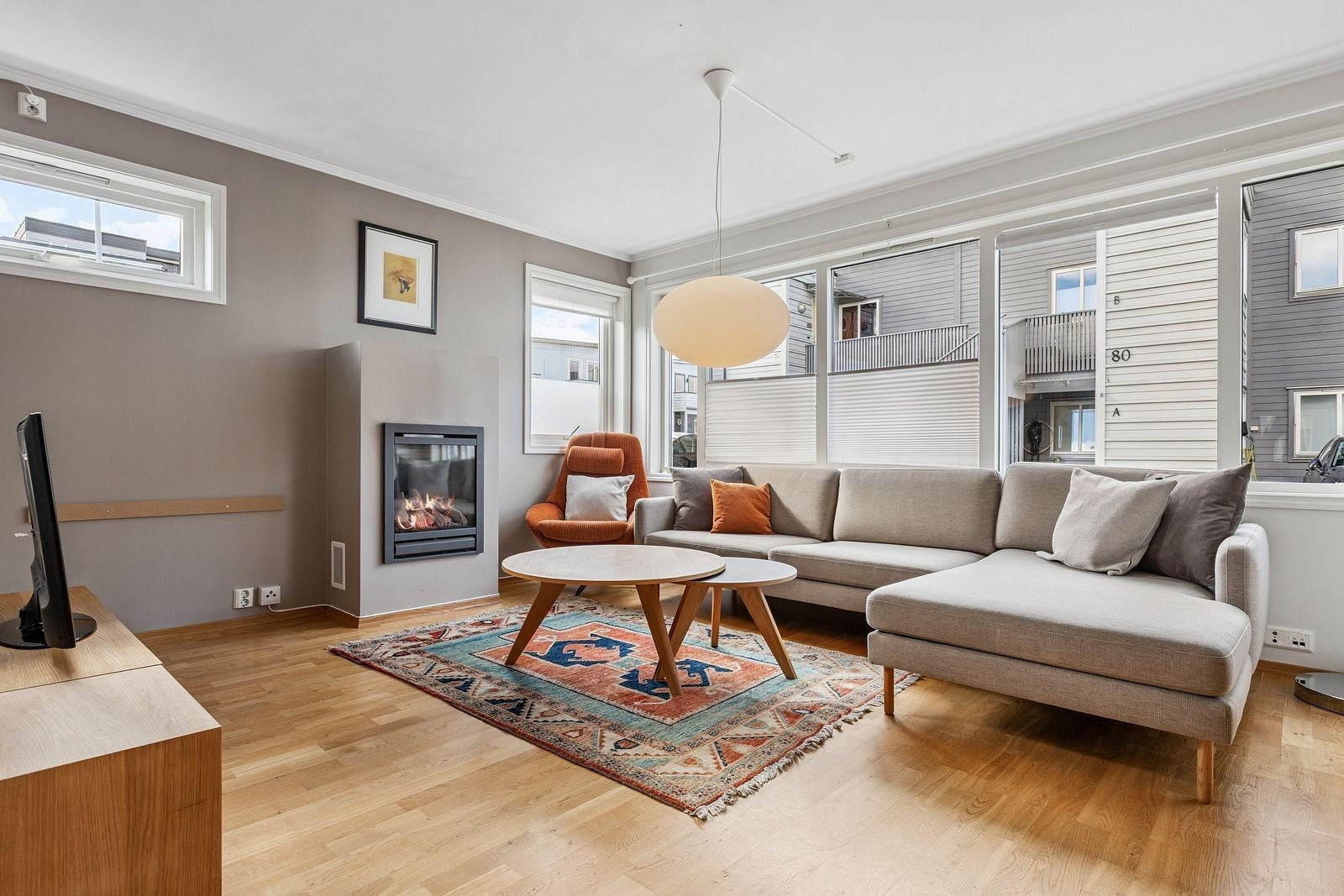 Leiligheten har oppvarming fra både peis, gulvbåren varme og elektriske panelovner. Galleribilde