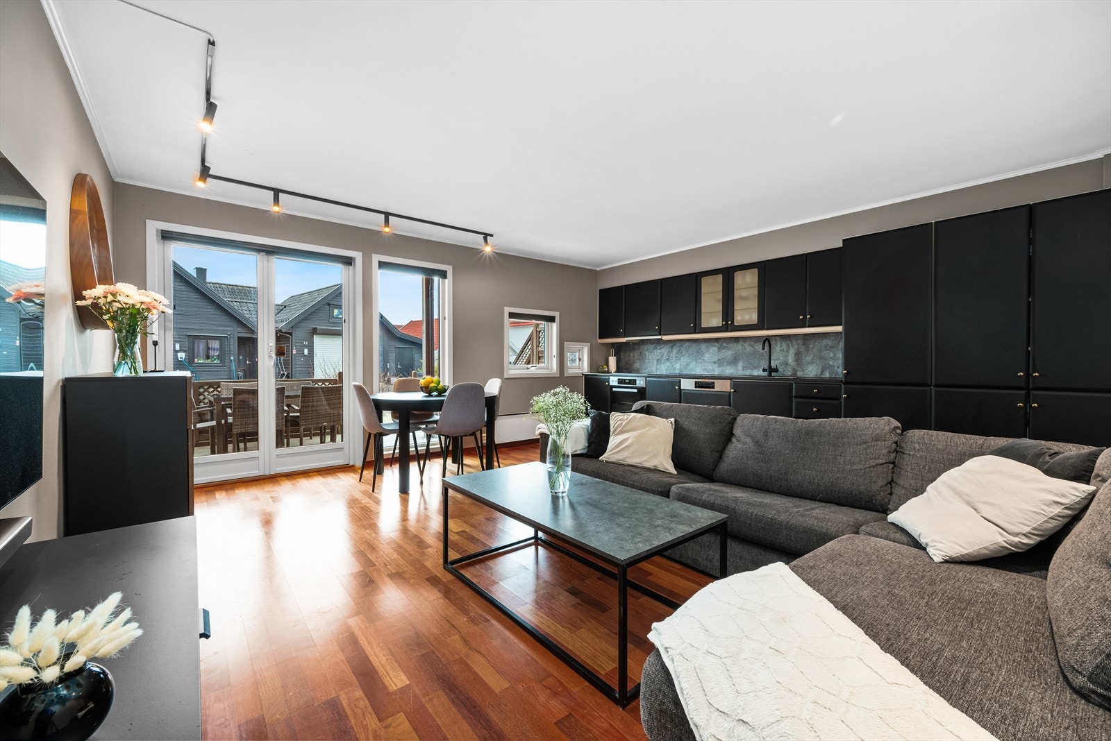 På stue/kjøkken og soverommet er det laminatgulv. Galleribilde