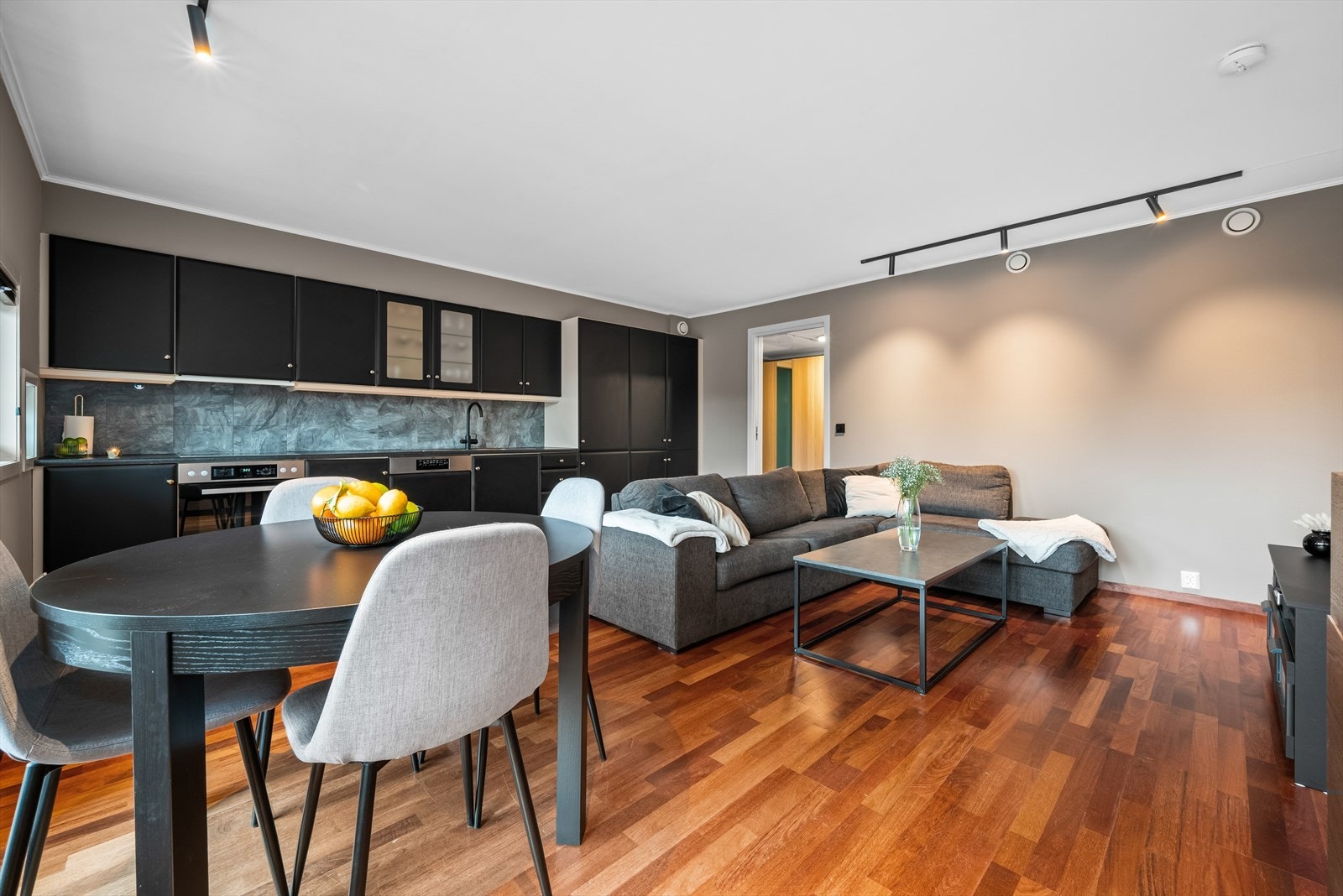 Stue/kjøkken danner et flott all-room på 26 kvm som gir en god atmosfære. Galleribilde