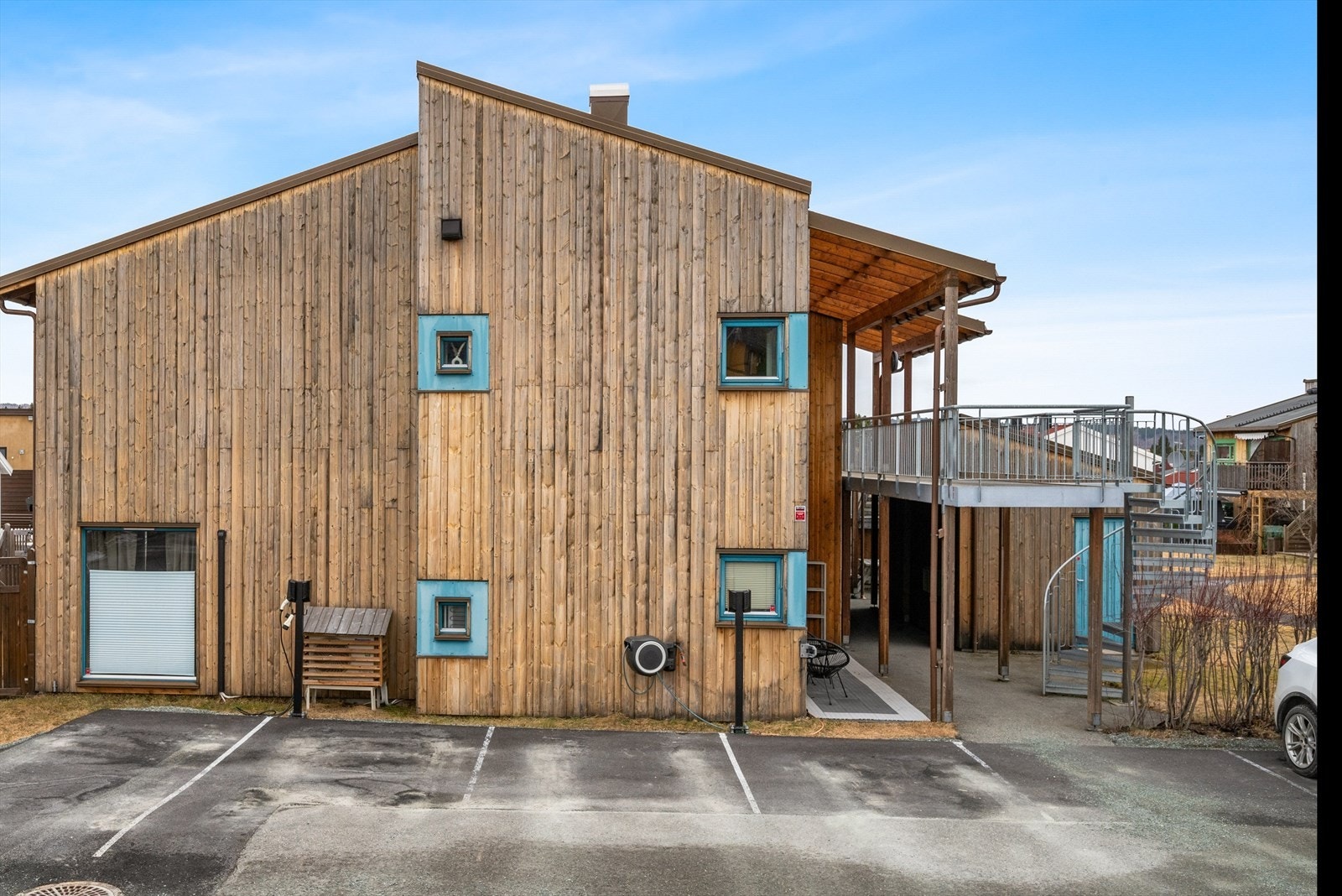 Med leiligheten følger det med en utvendig p-plass, Her er det muligheter for å oppgradere med elbil-lader. Galleribilde