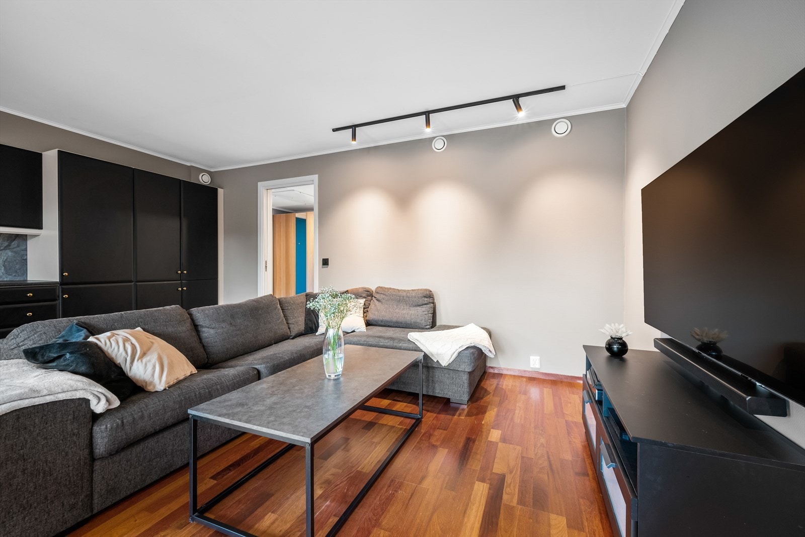 På stue/kjøkken og soverommet er det laminatgulv. Galleribilde