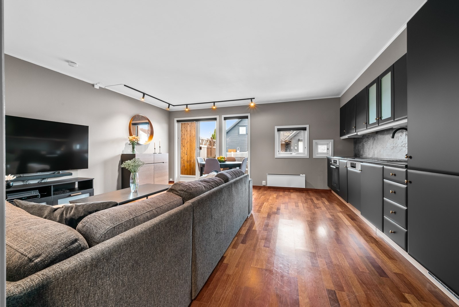 Velkommen til Klemmets veg 10B - en praktisk og tiltalende 2-roms leilighet på attraktive Brekkåsen. Galleribilde