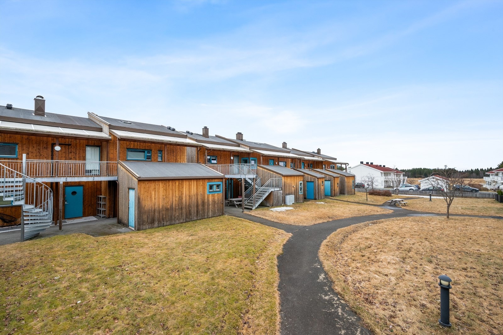 Her bor man i et landlig og barnevennlig område med flotte grøntarealer, samt like ved busstopp og flotte turmuligheter i marka. Galleribilde