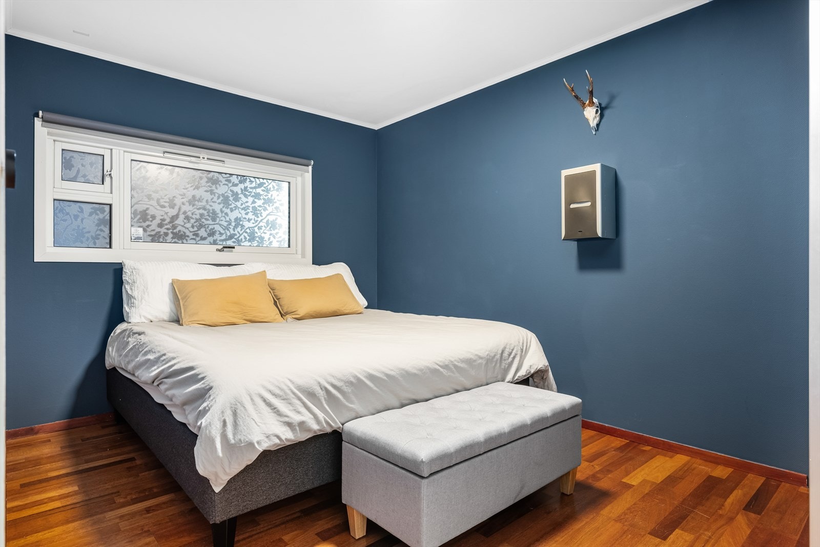 Soverommet er på hele 11 kvm og har god plass til dobbeltseng og garderobeskap for oppbevaring. Galleribilde