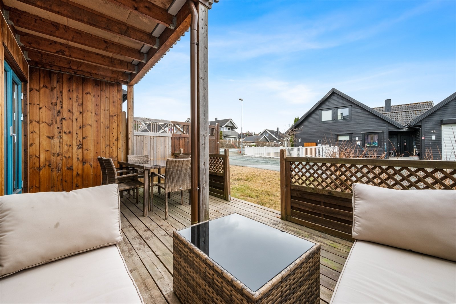 Terrassen innredes enkelt i ulike soner, og innbyr til sosiale grillmiddager med god mat og drikke. Galleribilde