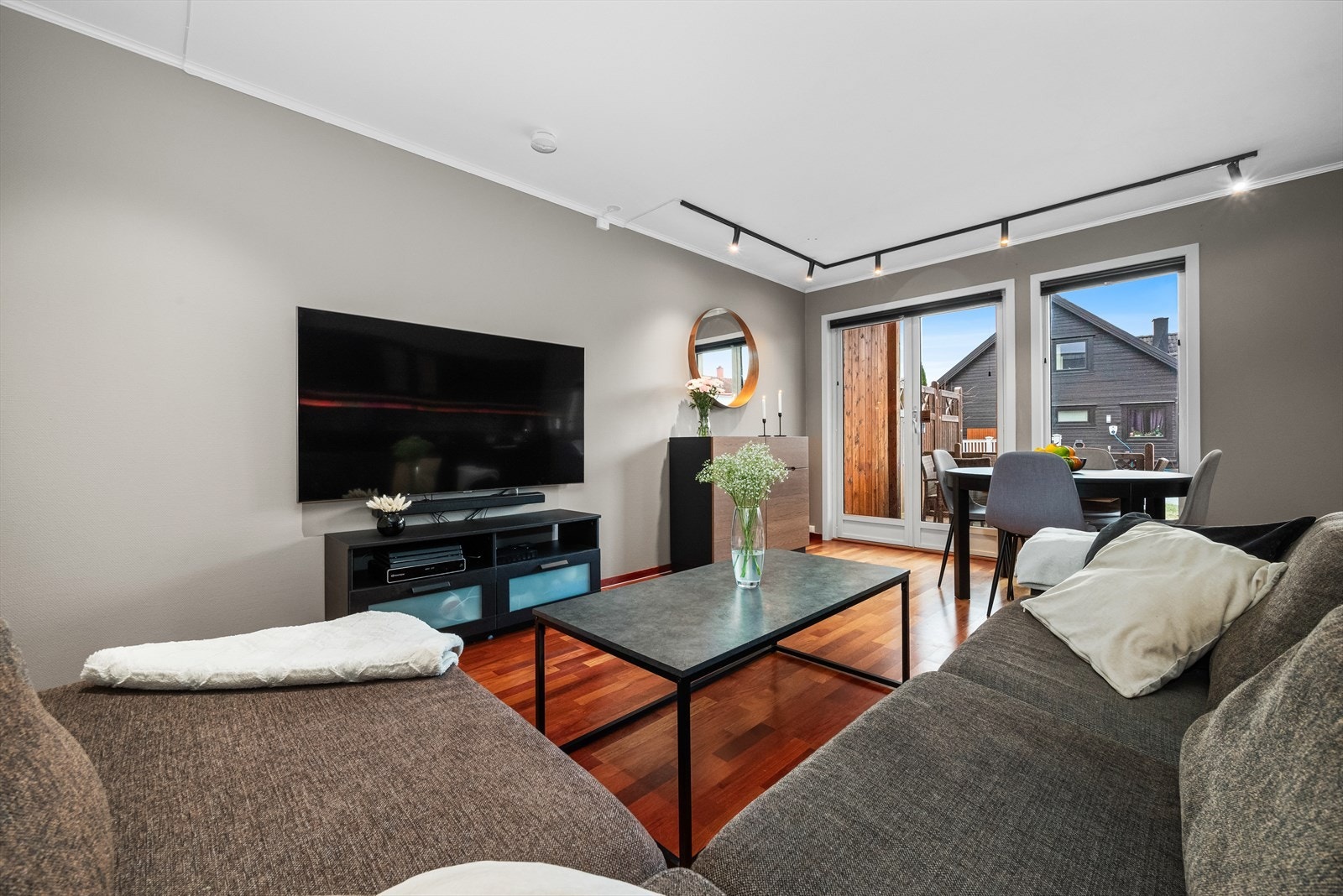 Leiligheten ligger i byggets 1. etasje, og har et areal på 53 kvm. Galleribilde