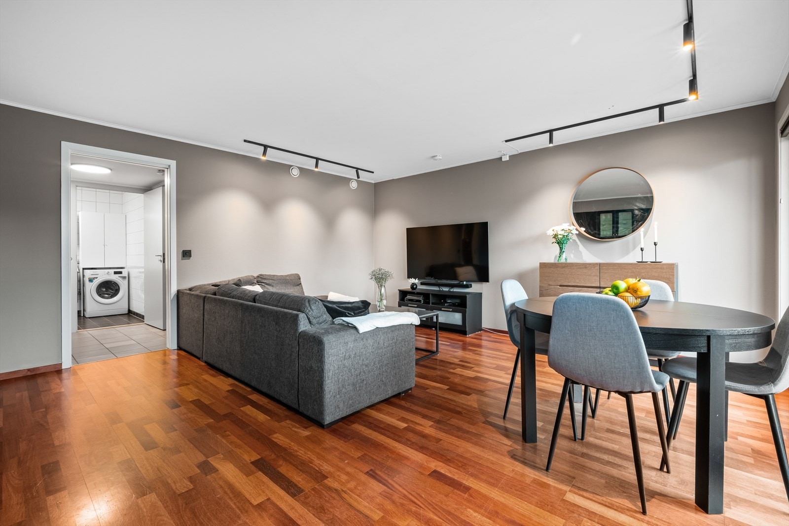 Stue/kjøkken er blitt oppgradert med delikate, moderne fargevalg på vegger og lysskinner i tak. Galleribilde