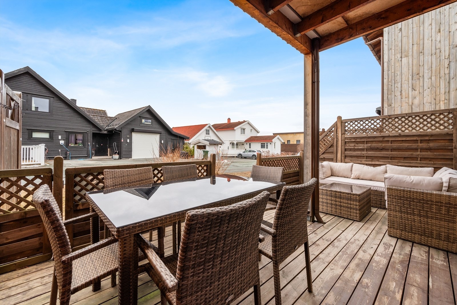 Fra stuen er det utgang til en herlig markterrasse med levegger og god plass til utemøbler. Galleribilde