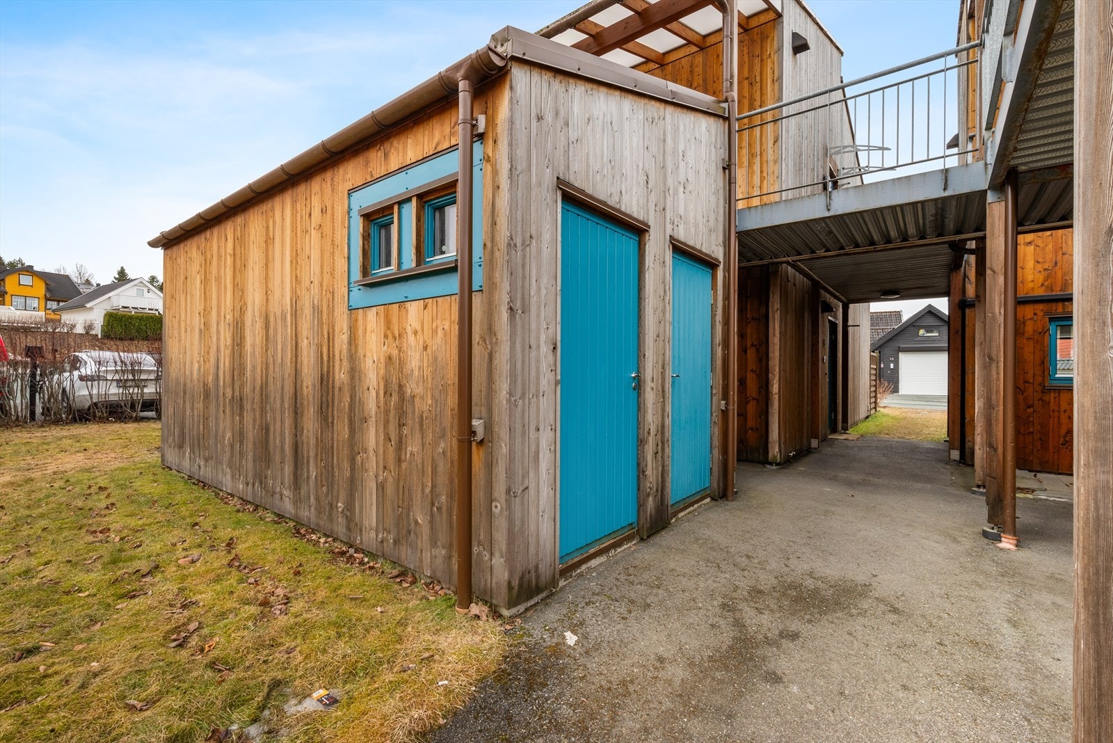 Boligen disponerer egen utebod like ved egen inngang som har et areal på 5 kvm. Galleribilde