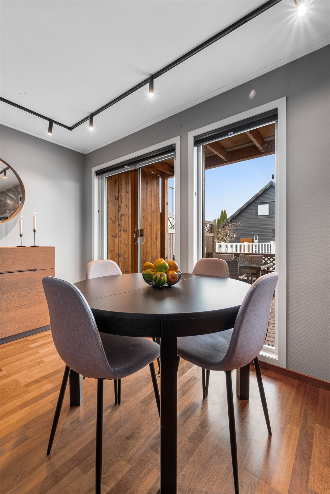 De store vindusflatene gir rikelig med naturlig lysinnslipp. Galleribilde