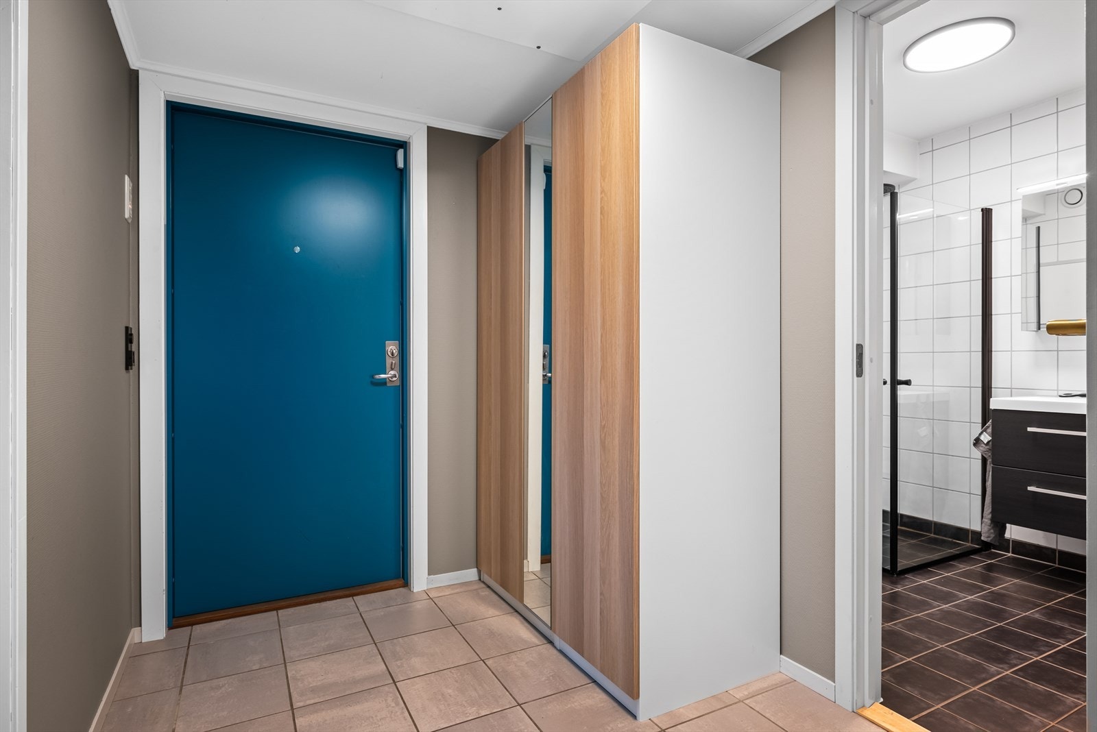 En hyggelig entré med garderobeskap ønsker deg velkommen inn i boligen. Entrèen er på 5 kvm. Galleribilde