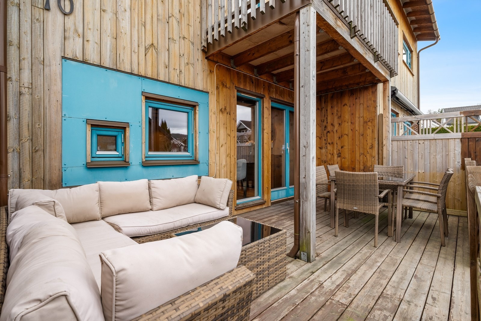 Terrassen er delvis overbygd, og har et areal på ca. 16 kvm. Galleribilde