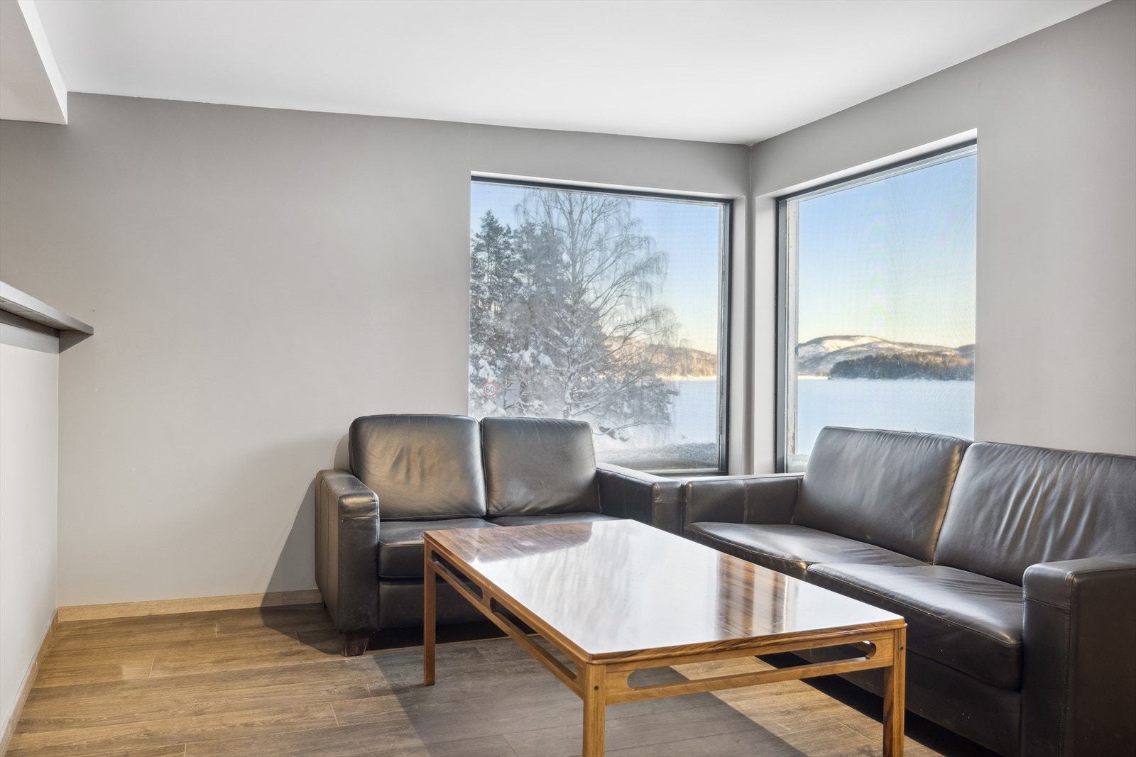 Denne delen har tidligere huset blant annet kjøkkenutsalg. Per i dag er denne etasjen blitt ominnredet og huser blant annet egen entré, mellomgang, trappeoppgang, soverom, kjøkken, bad og oppholdsrom/stue. Galleribilde