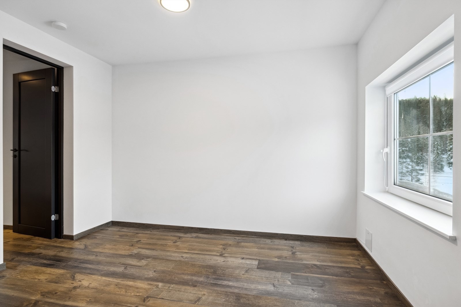 Soverommene har i tillegg god plass til ønskede garderobeløsninger, og har allsidige bruksmuligheter hvor en kan innrede gjesterom, walkin closet, kontor eller rommet tilpasset behov og ønsker. Galleribilde