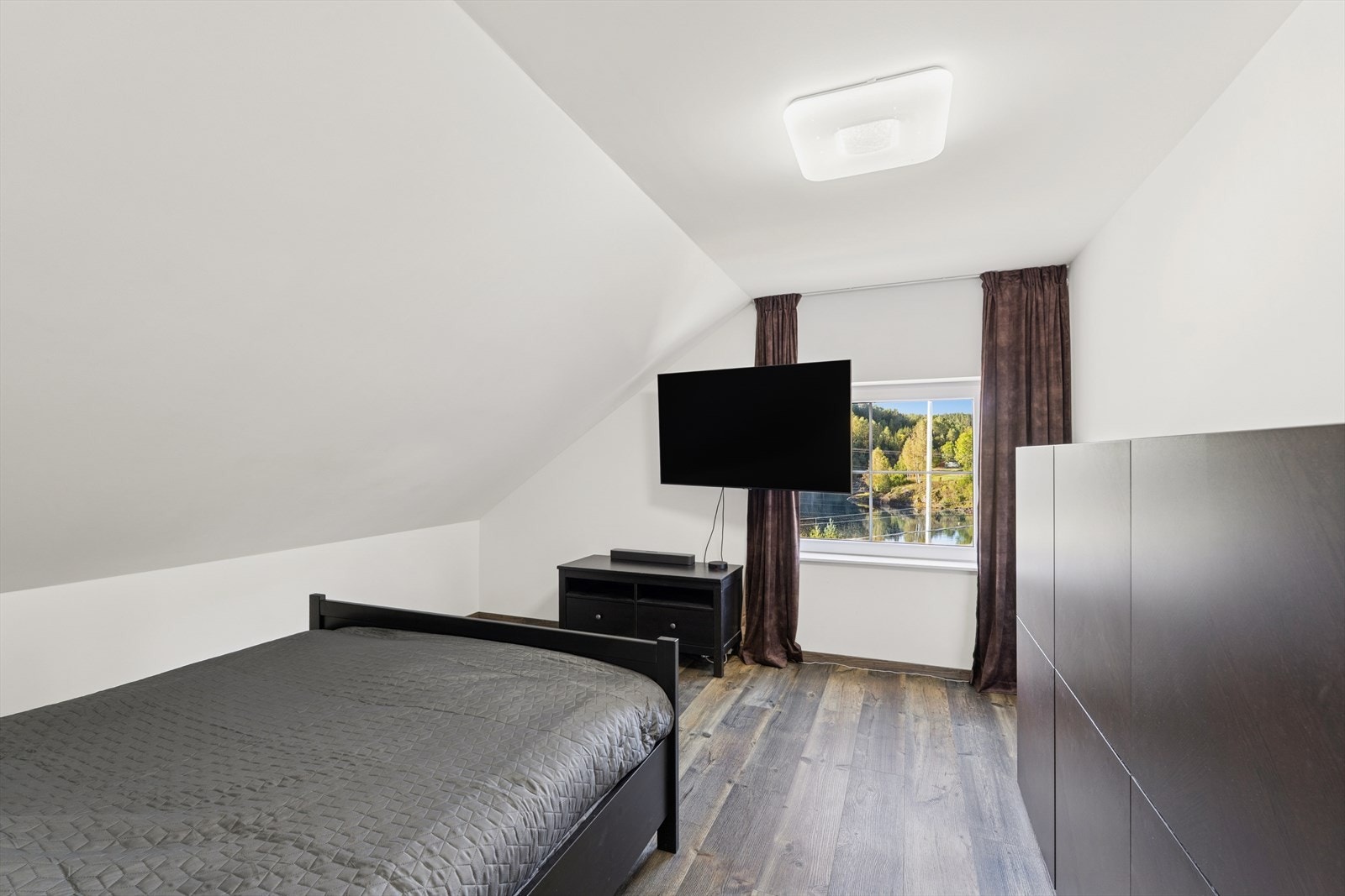 Rommene er malt i lune og lyse farger som gir rommene et svært innbydende inntrykk. Galleribilde