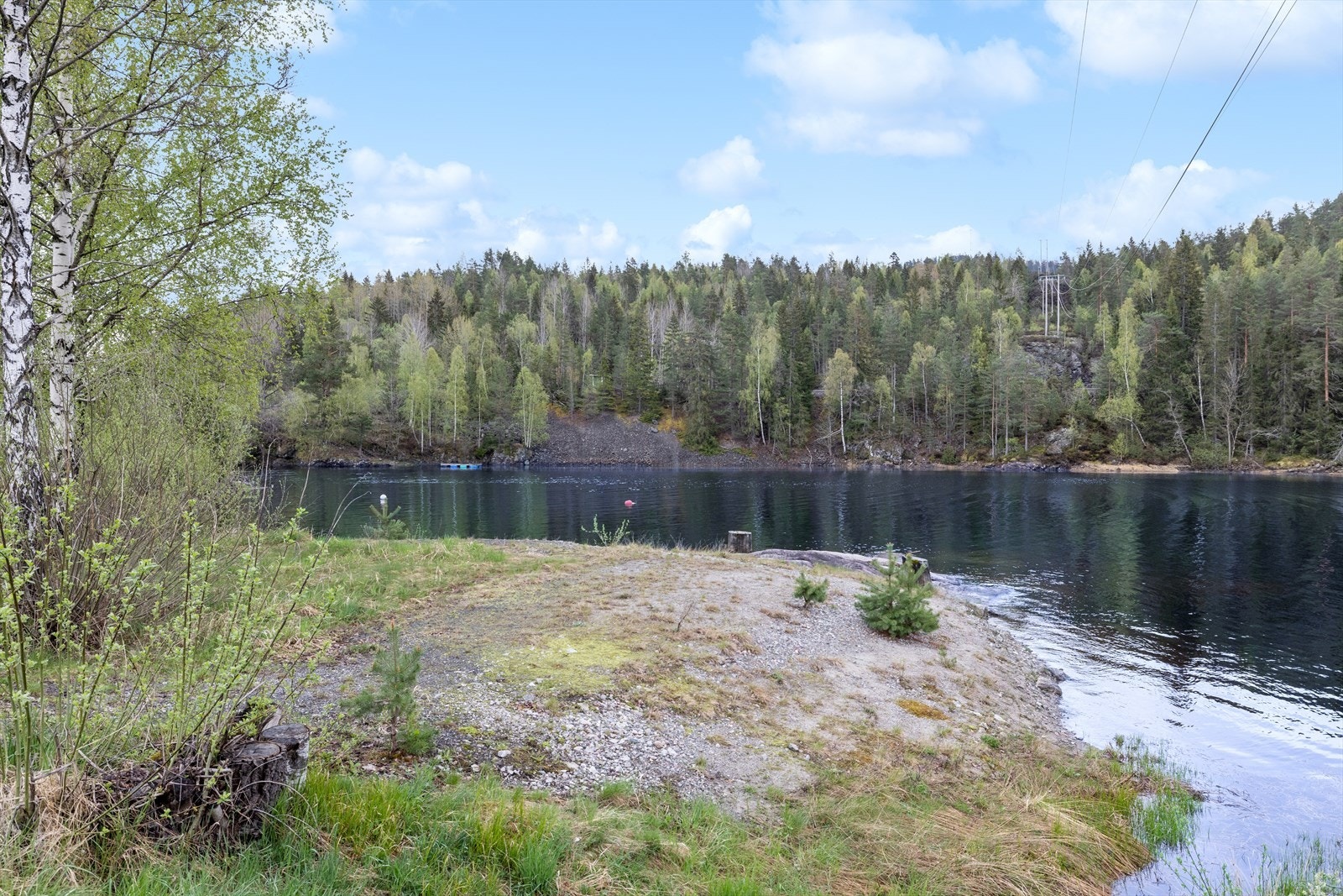 Den øvrige tomten er beliggende mot vannet. Galleribilde