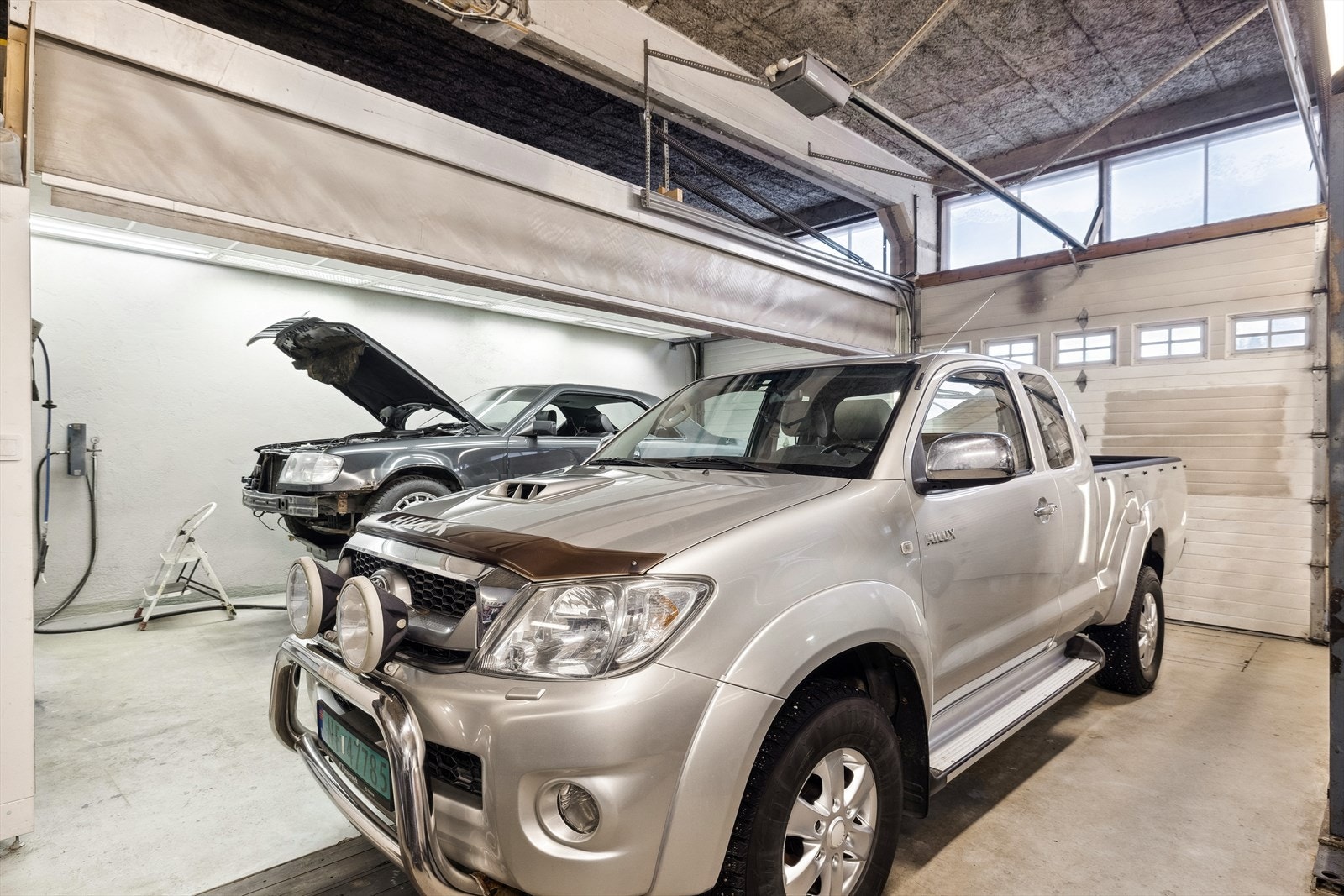 Det er påbegynt søknadsprosess om bruksendring fra garasje til næring, se punkt ferdigattest i salgsoppgaven for ytterligere informasjon. Galleribilde