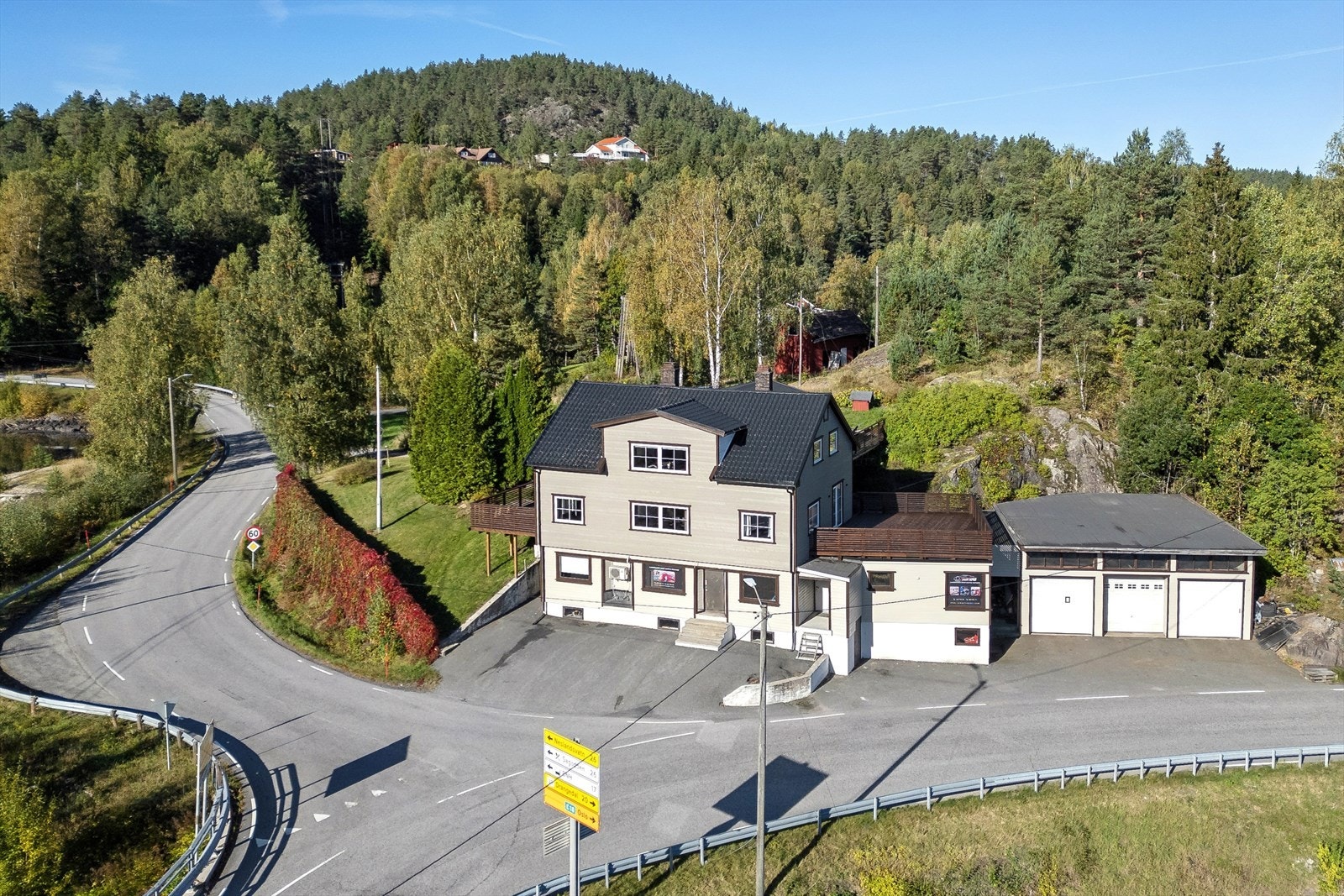 Sjarmerende kombinasjonseiendom med flott beliggenhet. Her bor man tilbaketrukket i naturskjønne omgivelser, men samtidig sentralt med kort vei til det meste. Fra 21 til 23 ble det byttet alle vinduer i 2. og 3. etasje. Galleribilde
