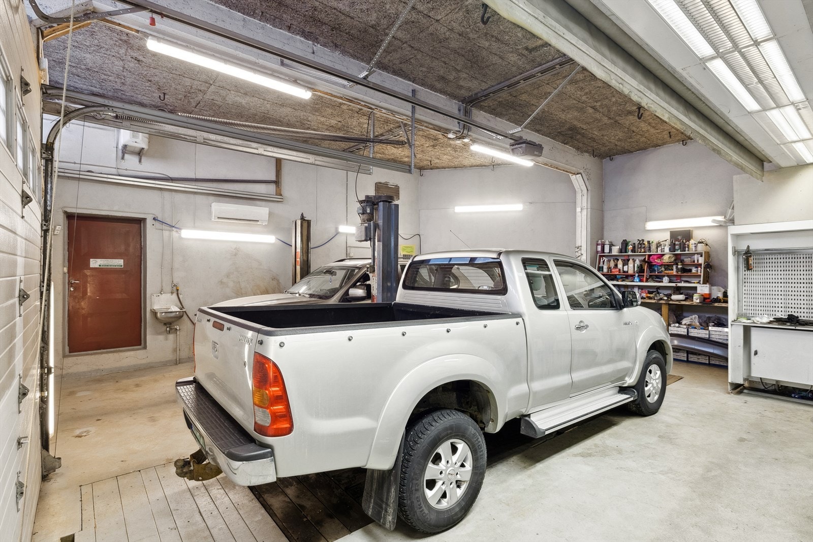 Her kan den praktiske anlagte og bilentusiasten oppbevare og skru på biler og innrede med verkstedmateriell etter eget ønske. Galleribilde