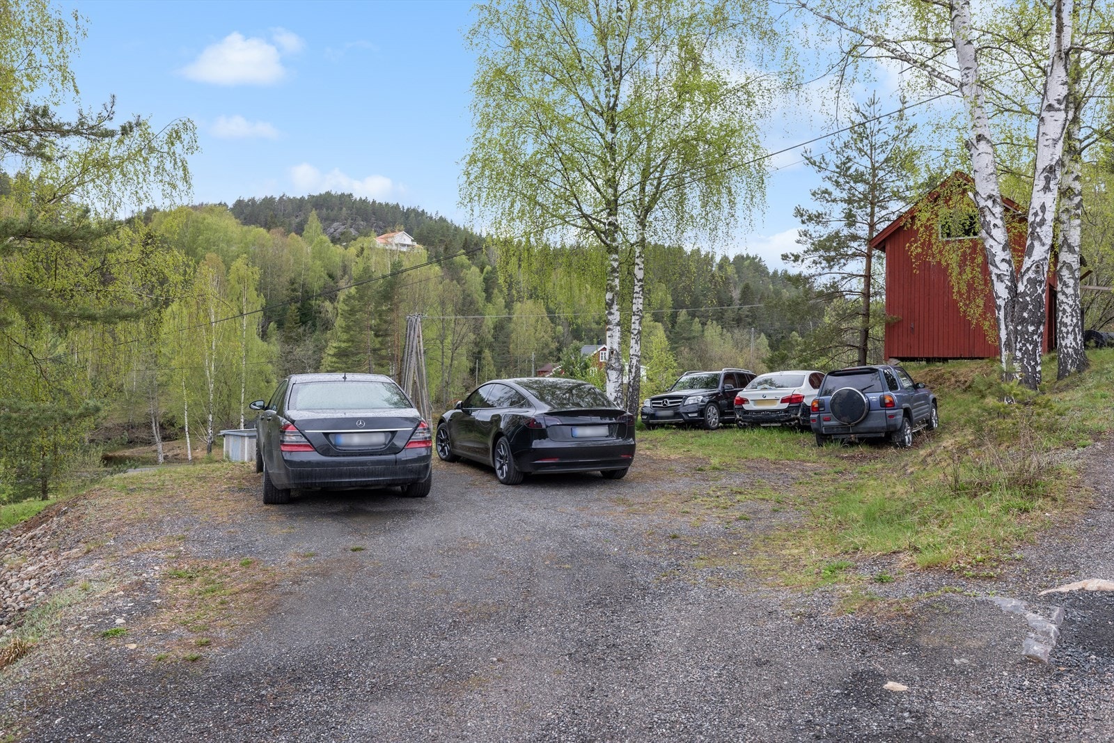 Det er god plass til parkering på denne delen av eiendommen. Galleribilde