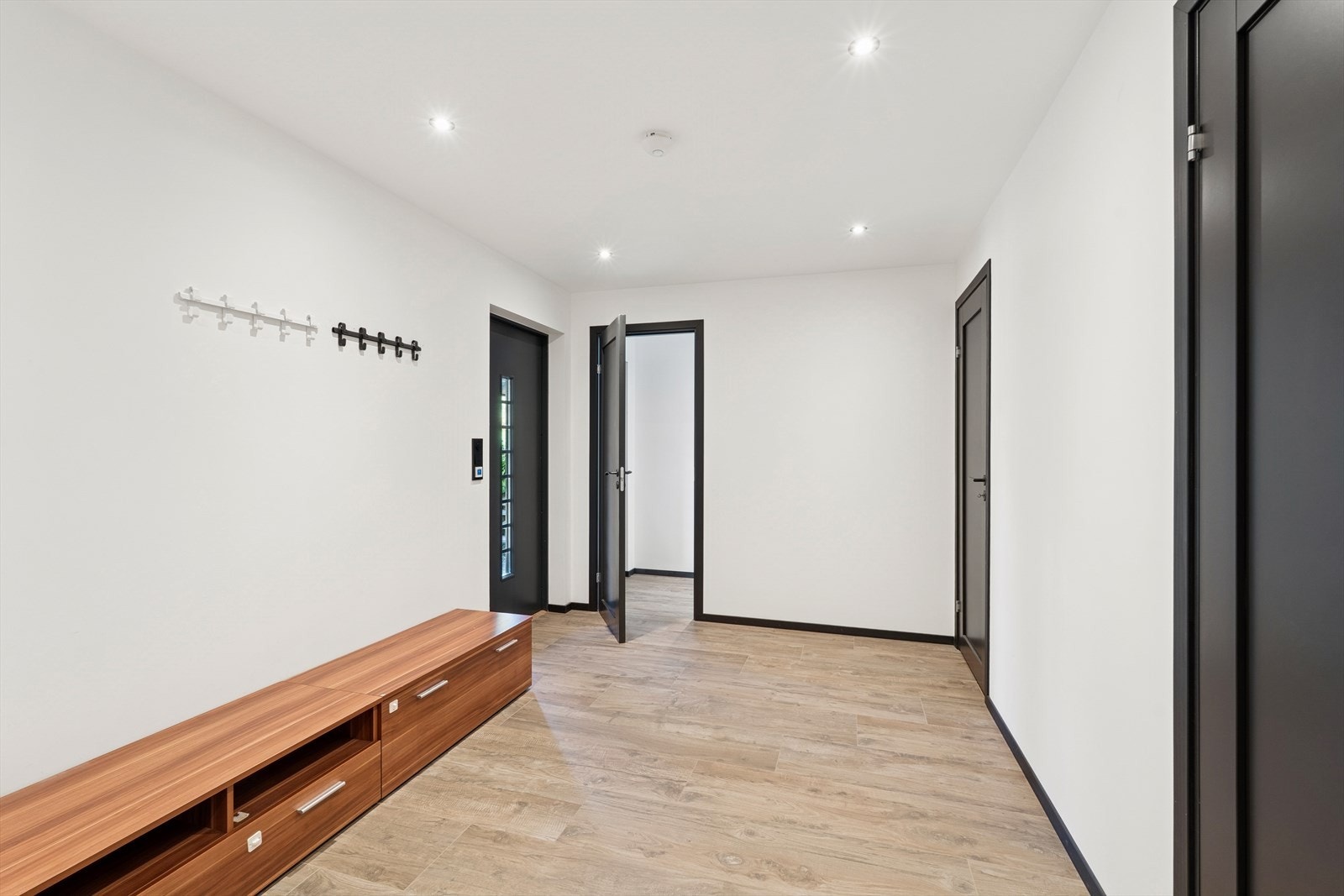 Vel innenfor døren ønsker en romslig og koselig entre deg velkommen inn. Galleribilde