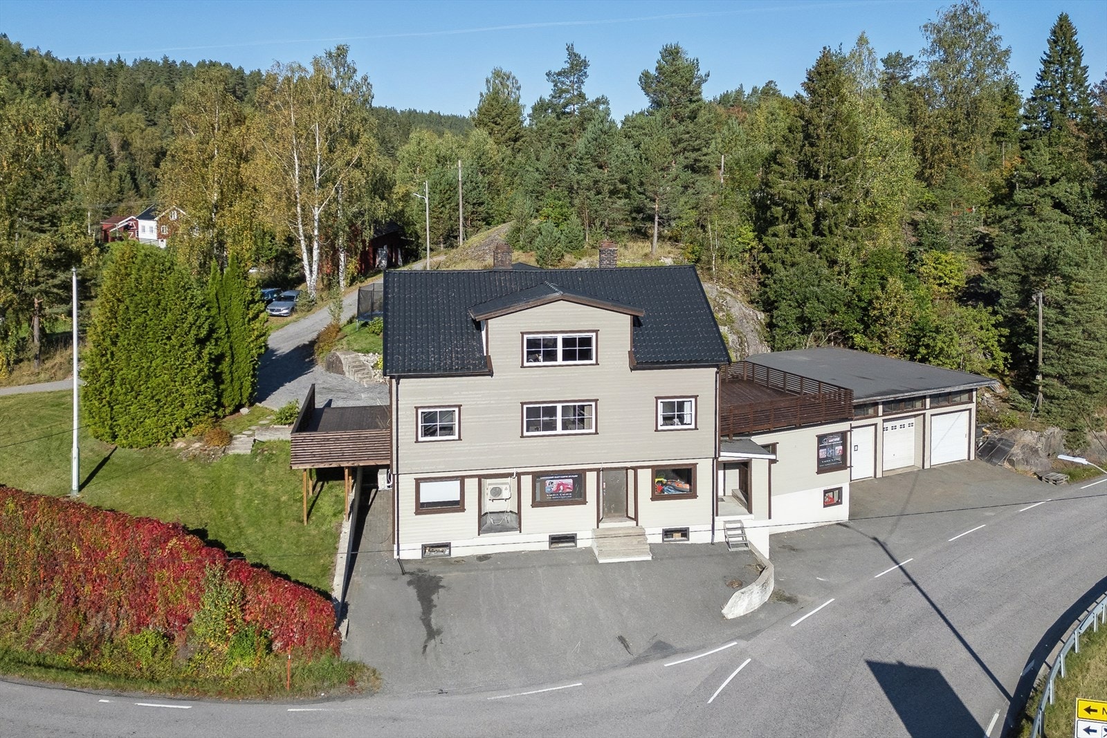 Eiendommen har en pen fasade og plassering mot Krokenveien. Det er anlagt en pen gårdsplass i front av eiendommen og garasjen med asfalt og god plass til parkering av flere biler. Galleribilde