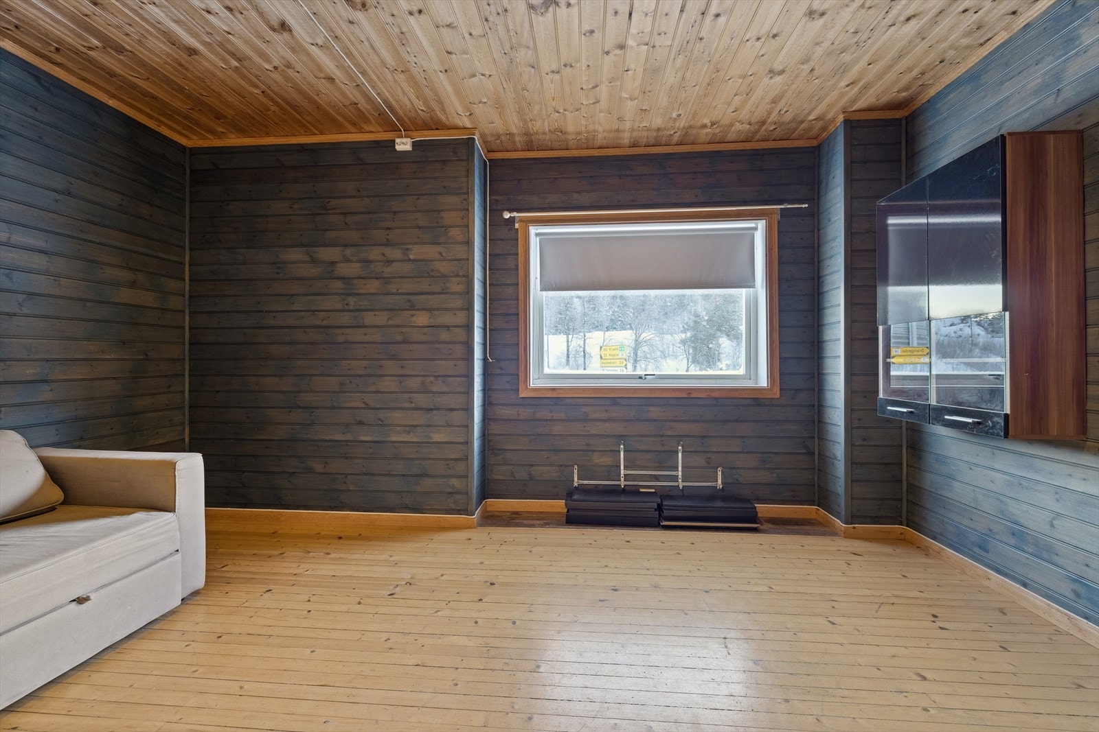 I tillegg finner vi egen entré, mellomgang, trappeoppgang og soverom i denne etasjen. Per i dag er denne etasjen adskilt mot etasjene over. Det er for øvrig egen kjelleretasje med anledning for lagring og oppbevaring. Galleribilde