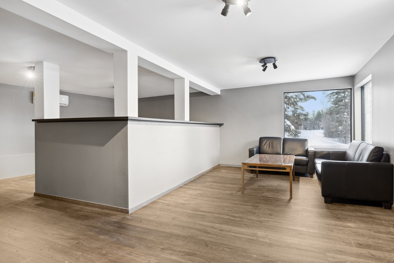 Eiendommen ble bygget i 1946 og har en egen næringsdel i 1. etasje med adkomst fra fasaden til huset. Galleribilde