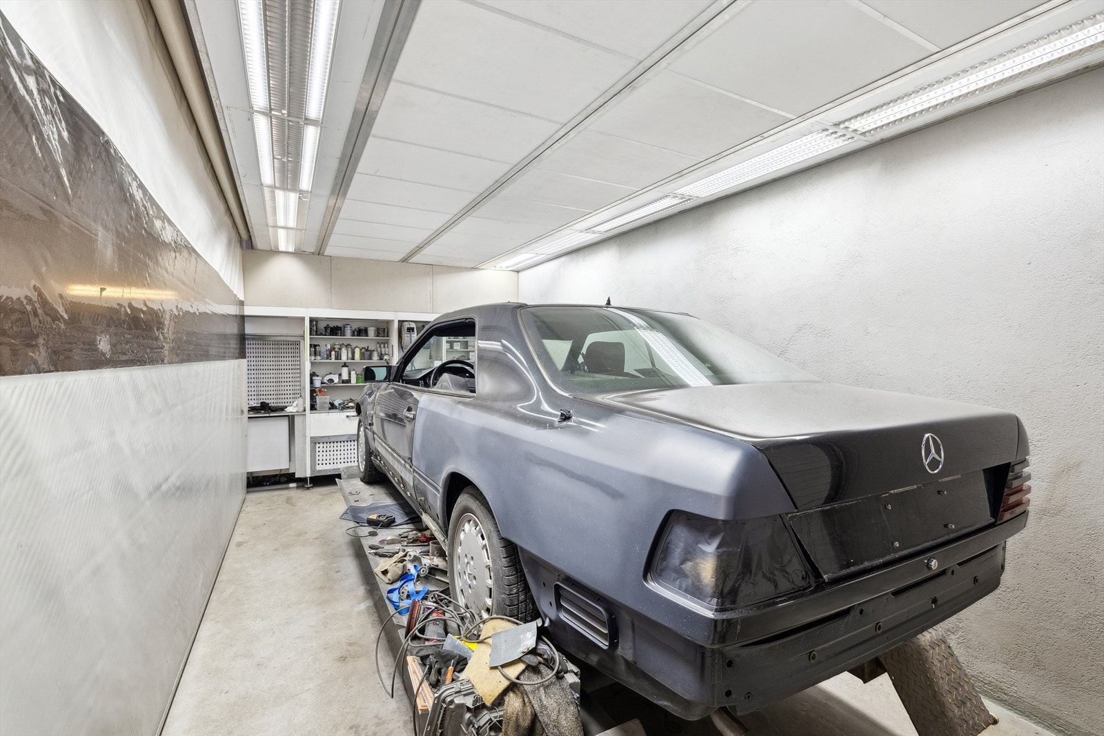 Videre er eiendommen bebygget med en stor garasje med 3 porter som er innredet med lakkeringsutstyr, ventilasjon og dieslevarmer. Galleribilde