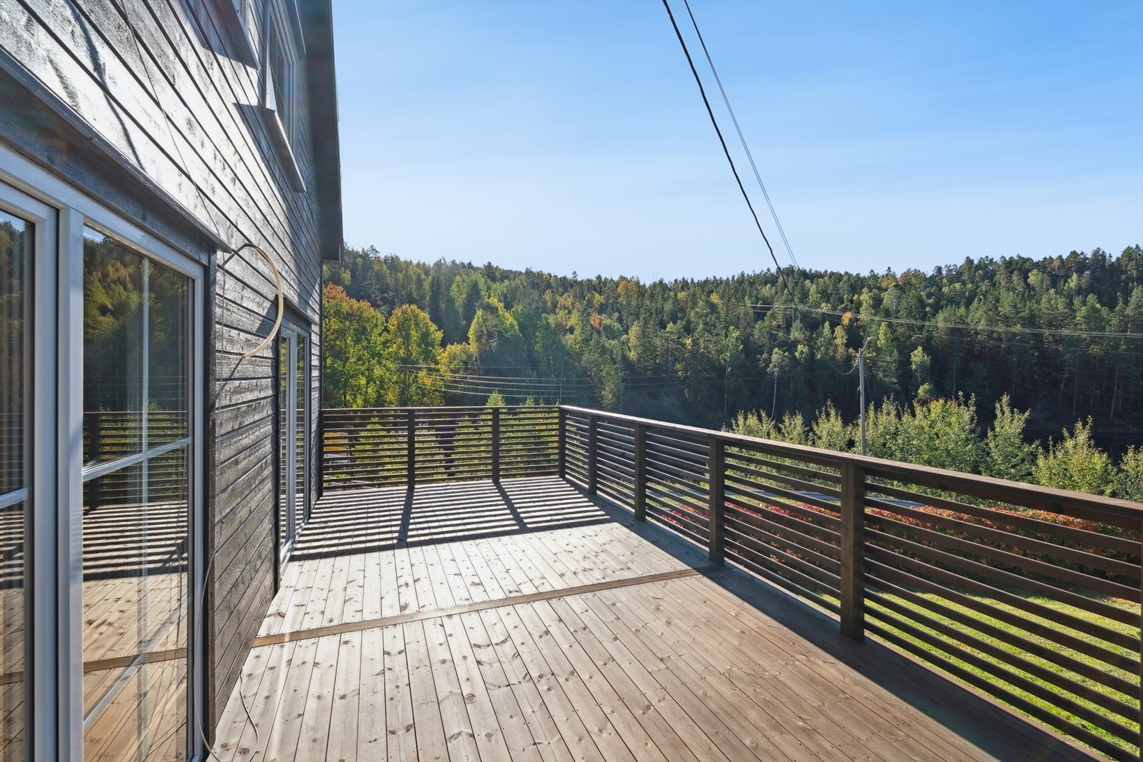 Terrasseområde med adkomst fra stue og soverom i 2. etasje. Galleribilde