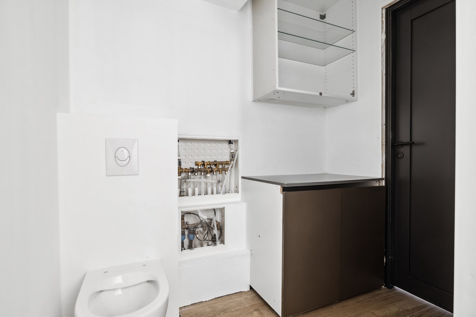 Eget toalettrom med påbegynt innredning av vaskeromsdel. Galleribilde