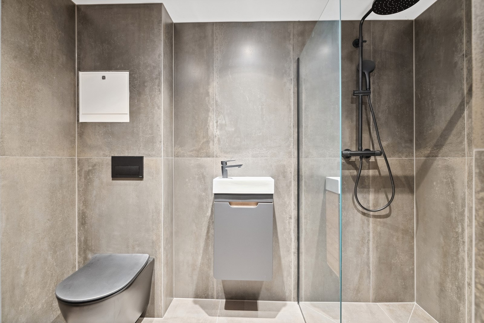 Badet er blitt oppusset i nyere tid med flislagt gulv og vegger. Rommet er videre innredet med dusjone med glassvegg, baderomsinnredning og toalett. Galleribilde