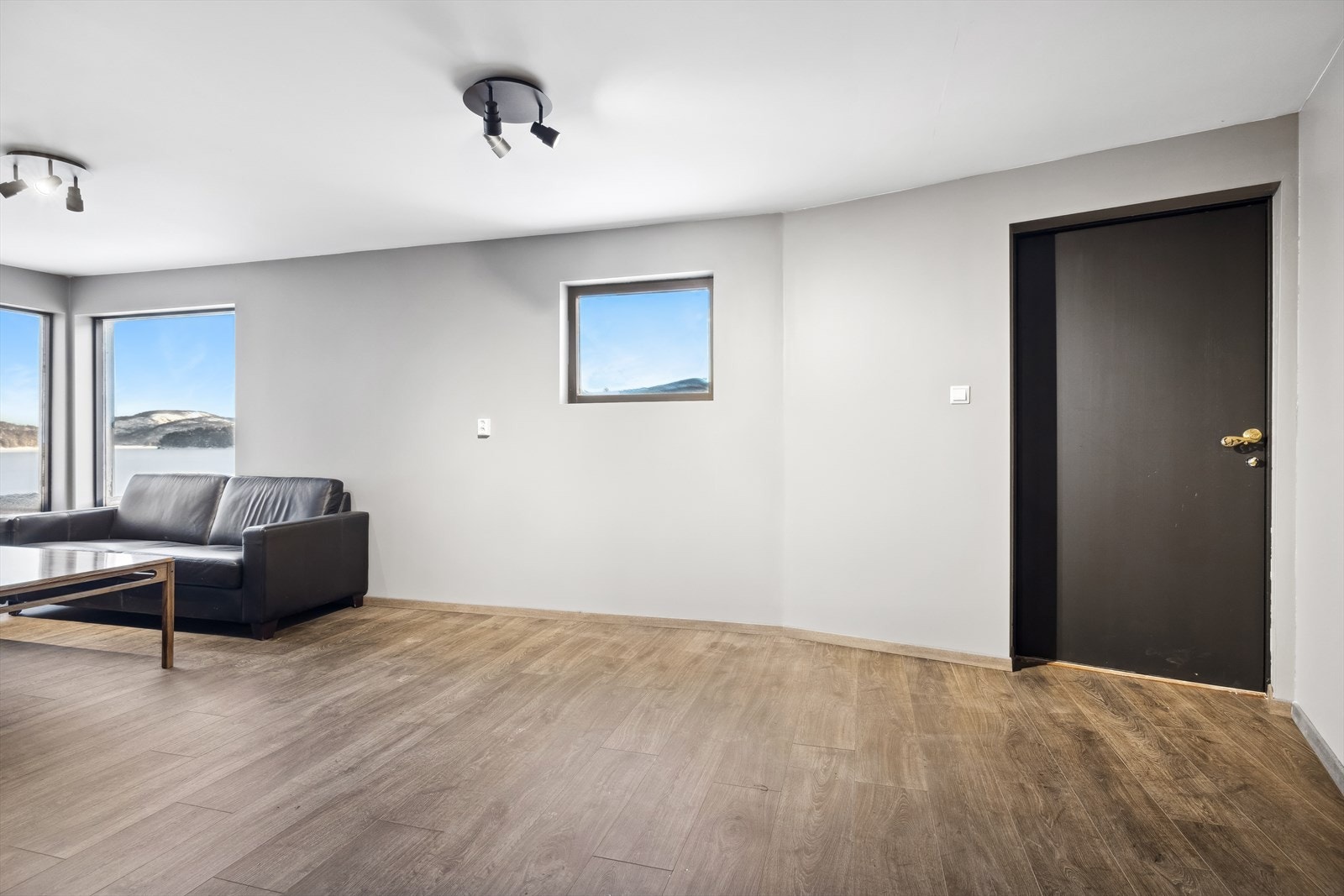 Denne delen informerer Drangedal kommune er matrikkelført som næringsdel, således stemmer ikke dagens innredning med dette. Denne etasjen har blitt oppusset hvor stuen er pent gjennomført med lyst gulv, pene og lyse overflater og store vinduer. Galleribilde