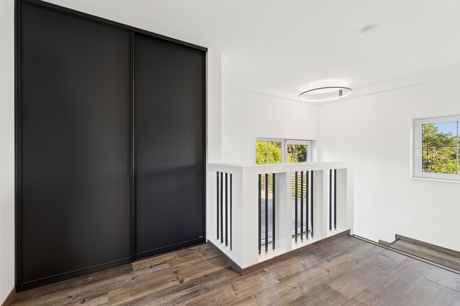 Fra inngangspartiet er det videre adkomst til en entré som befinner seg på samme plan som boligens 2. etasje. Galleribilde