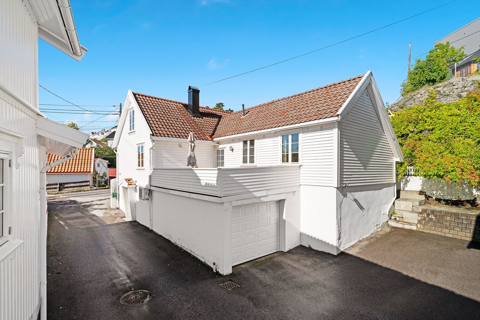 Fasade med parkeringsareal og garasje Galleribilde