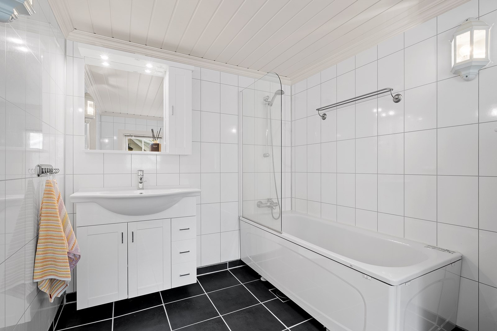 Pent flislagt bad (del av tilbygget) med varmekabler i gulv. På vegg er det våtromspanel (Fibotrespo el. tilsvarende.) Galleribilde