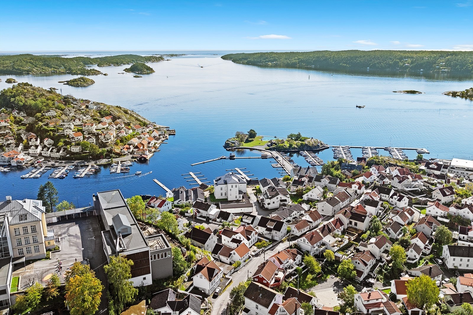 Dronefoto som viser den fine og sentrale beliggenheten til eiendommen Galleribilde