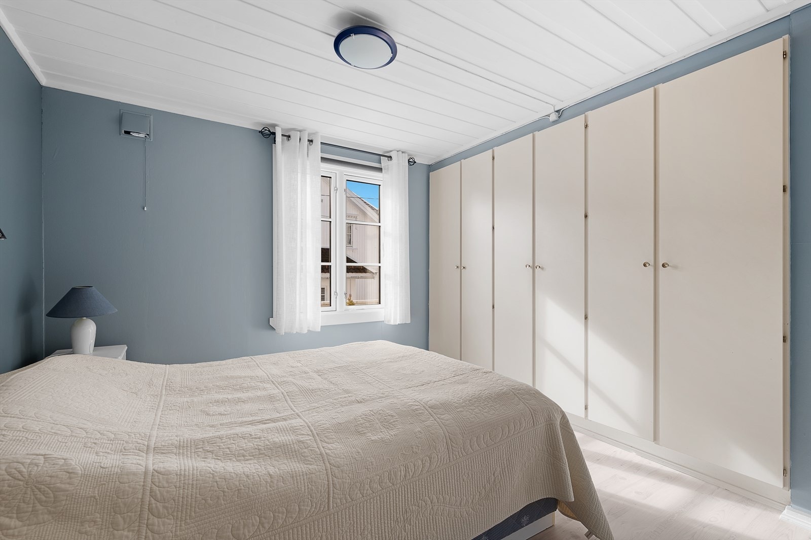 Hovedsoverom med plassbygde skap Galleribilde