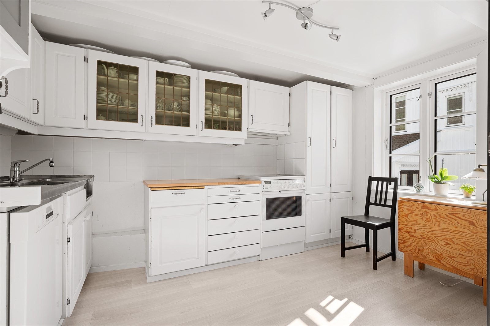 Kjøkken. Oppvaskmaskin, kjøleskap og komfyr medfølger. Galleribilde