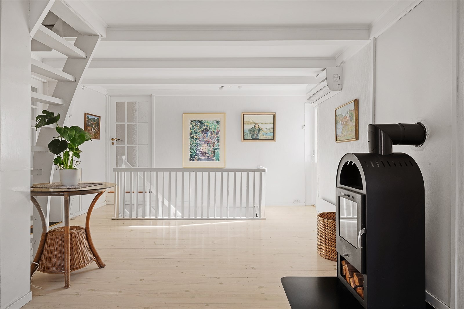 Forstue med ildsted og utgang til terrassen Galleribilde