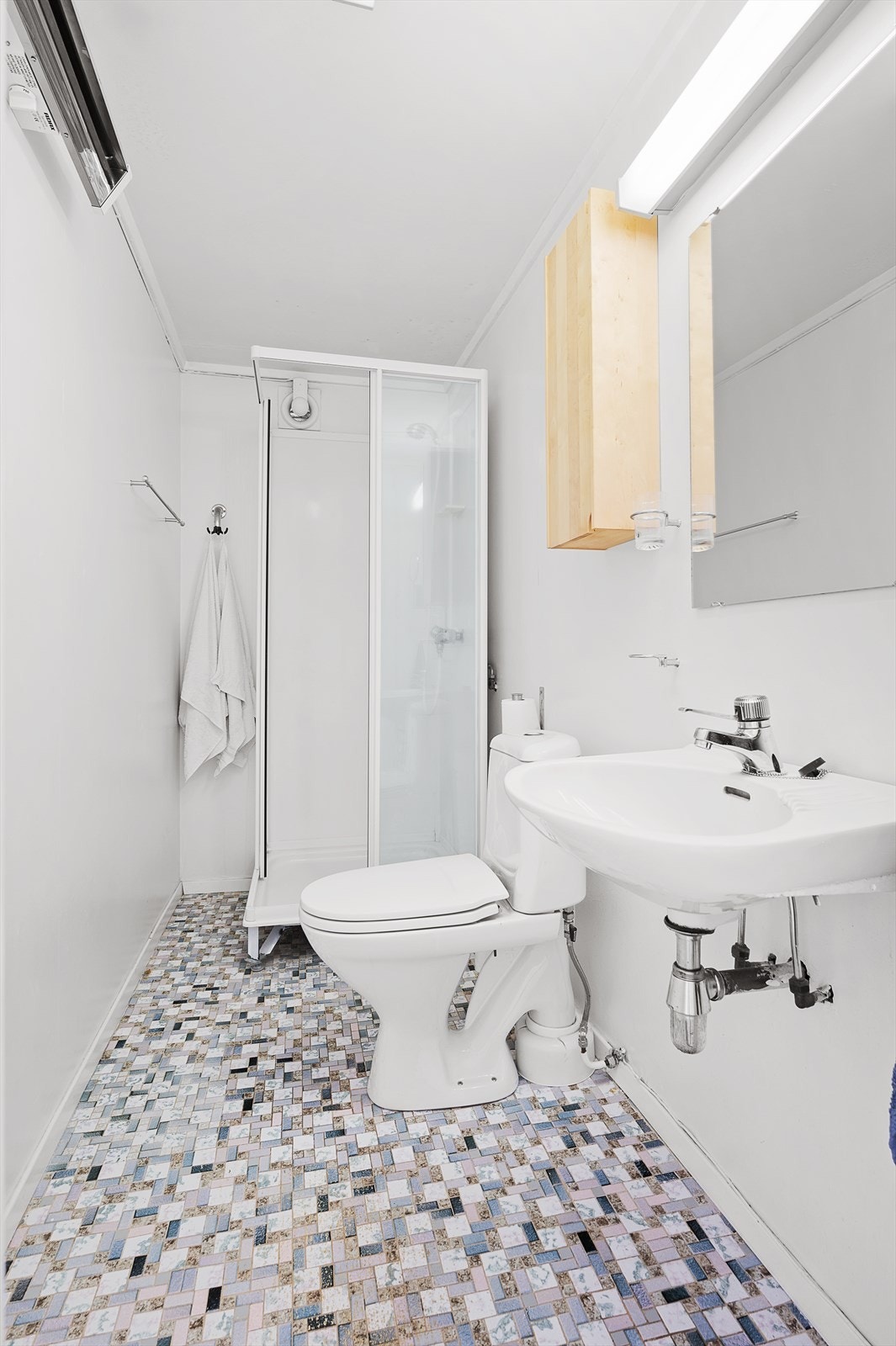 Gammelt bad i hovedetasjen med kabinett, wc og servant. Enkel/eldre standard. Galleribilde